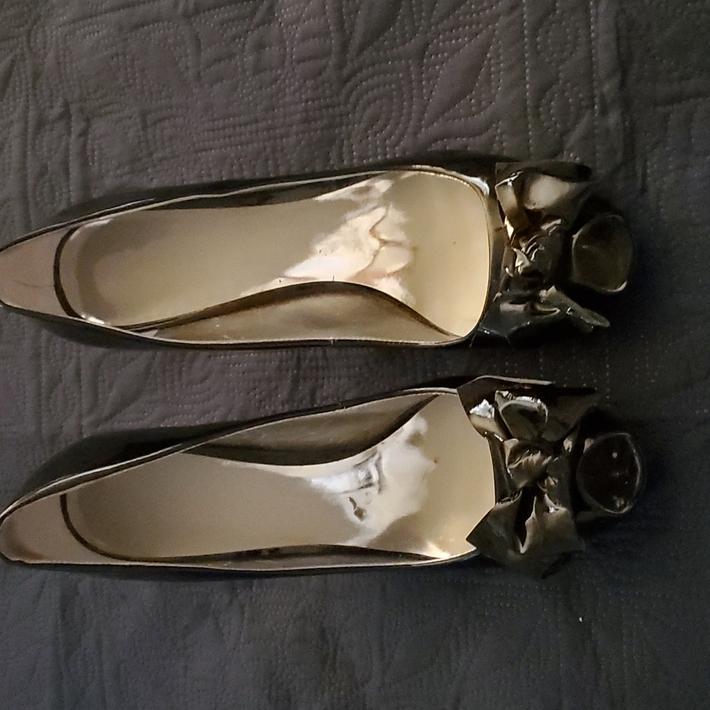 Guess black patent peep toe with bow.